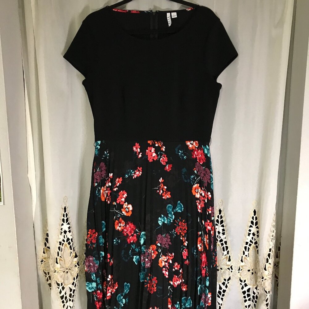 Elle Fit and flare short sleeve dress with long zipper on back size L